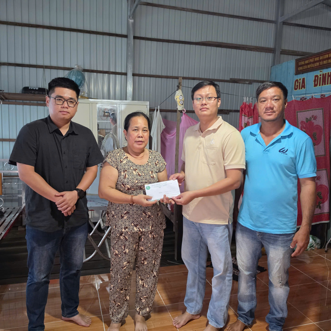Cỏ May Sa Đéc chung tay sửa mái nhà và lan tỏa yêu thương cùng bà con khó khăn