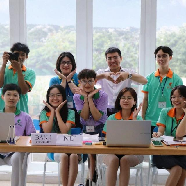 Báo Thanh Niên (15/08/2025): “Ký túc xá Cỏ May chọn 100 tân sinh viên để nuôi ăn học miễn phí”