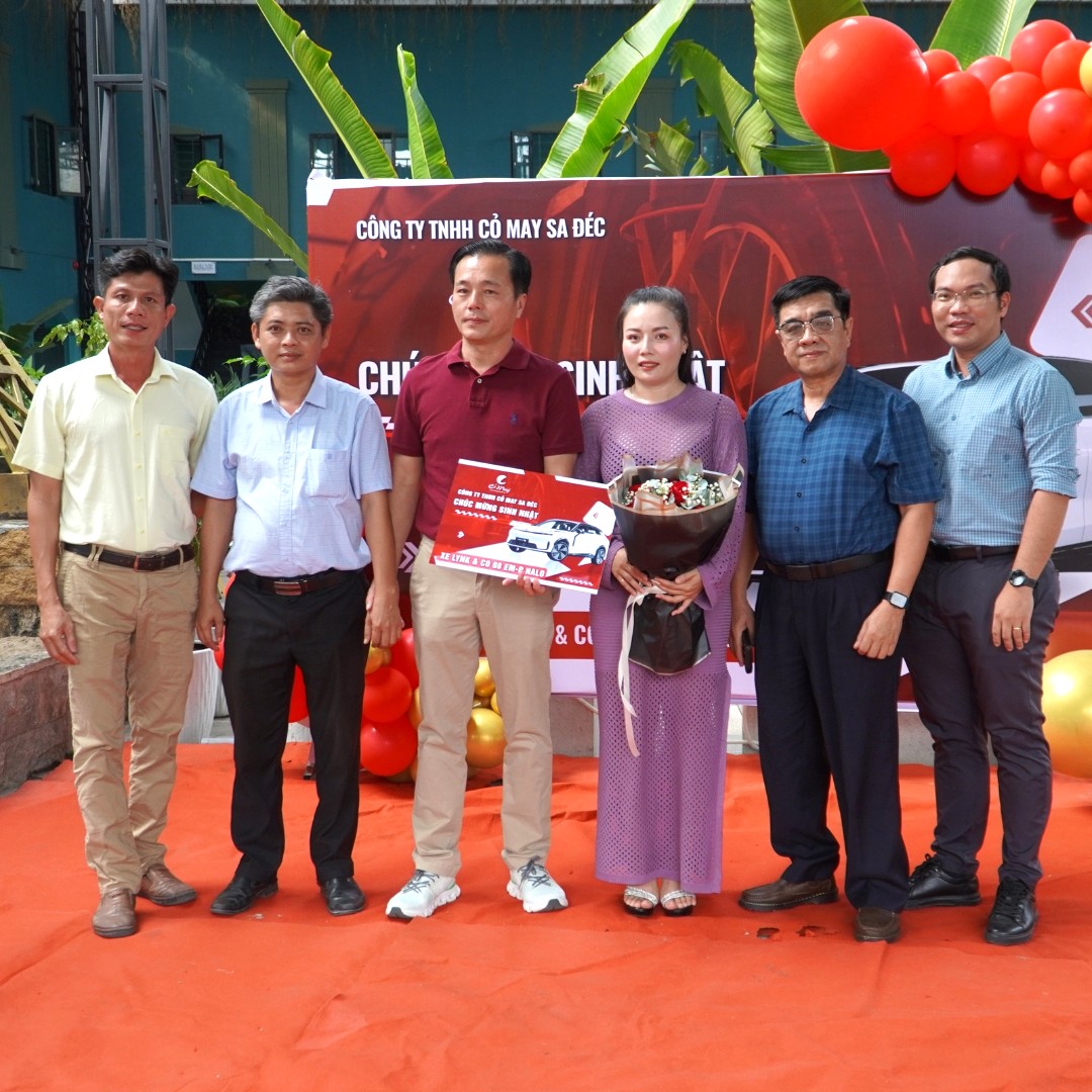 Trân trọng tri ân khách hàng: Trao tặng xe LYNK&CO 08 EM-P HALO