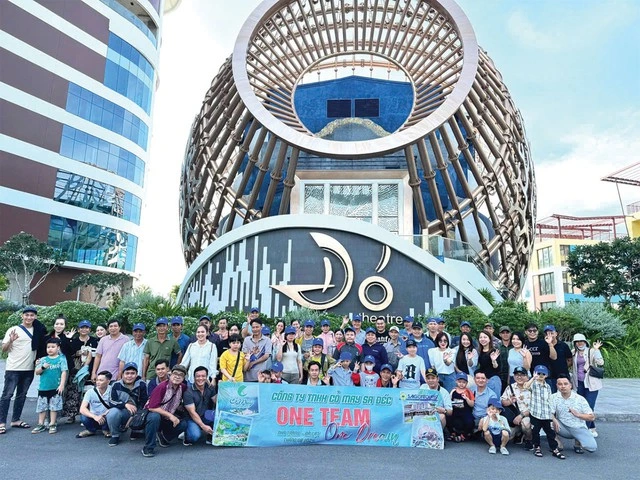 Lãnh đạo và nhân viên Công ty TNHH Cỏ May Sa Đéc trong chuyến tham quan Đà Lạt - Nha Trang năm 2024