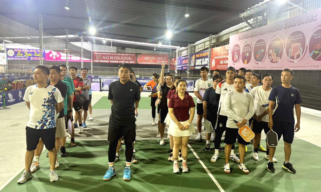 Gần 100 cổ động viên, vận động viên tham gia Giải Pickleball chào mừng Ngày Quốc khánh 2.9. Ảnh: Thanh Mai