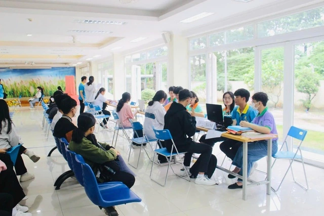 Qua 9 năm thành lập, ký túc xá Cỏ May đã hỗ trợ kinh phí học tập và đài thọ việc ăn ở miễn phí cho hơn 800 sinh viên có hoàn cảnh khó khăn, học giỏi trên cả nước