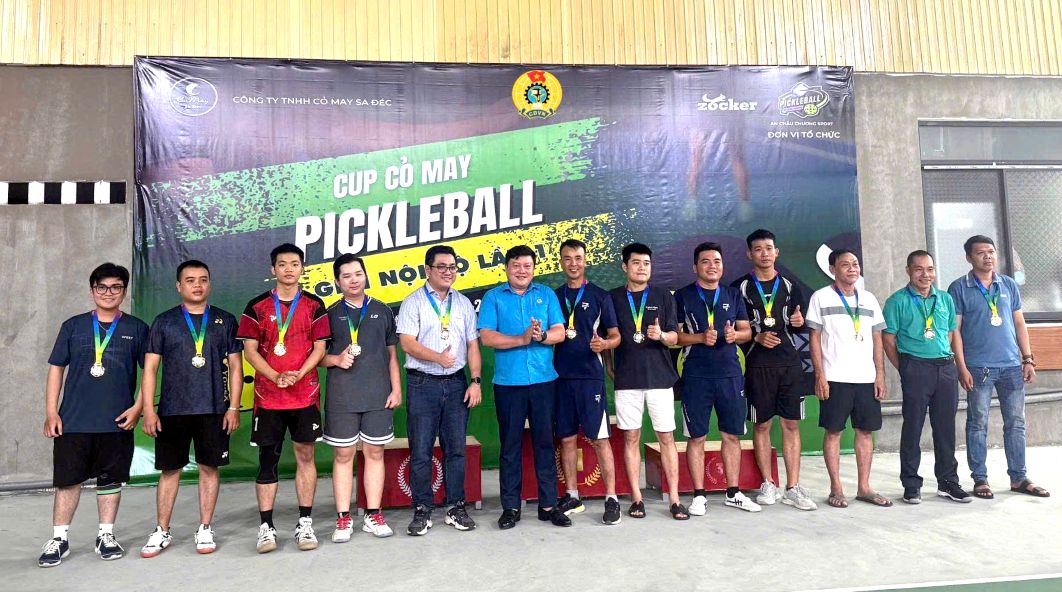 Trao Huy chương cho các đội đạt thứ hạng tại giải Pickleball. Ảnh: Thanh Mai