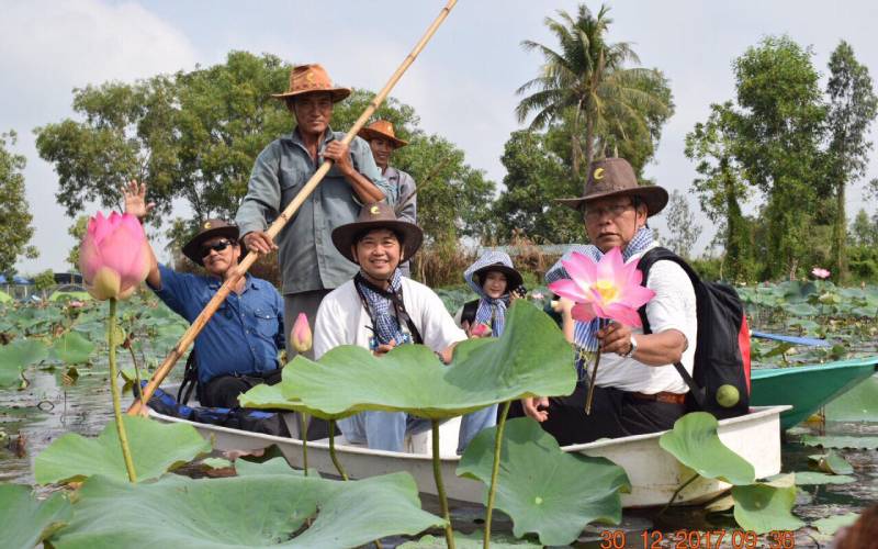 Chèo xuồng hái sen tại khu du lịch sinh thái Cỏ May