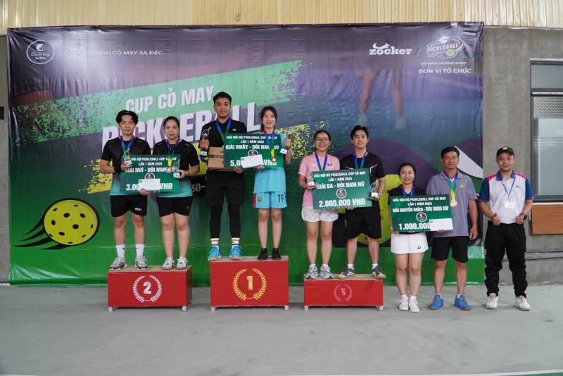 đội Pickleball đôi nam nữ Cỏ May Sa Đéc đã xuất sắc giành Giải Ba